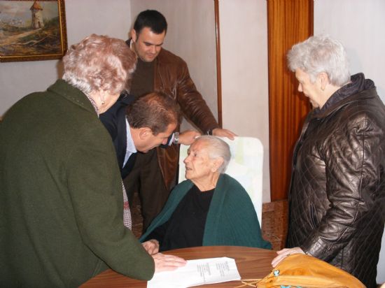 EL ALCALDE Y EL CONCEJAL DE SERVICIOS A LA CIUDAD VISITAN LOS DOMICILIOS DE ANCIANOS PARA FELICITARLES LA NAVIDAD Y ENTREGARLES UNOS DULCES, Foto 3