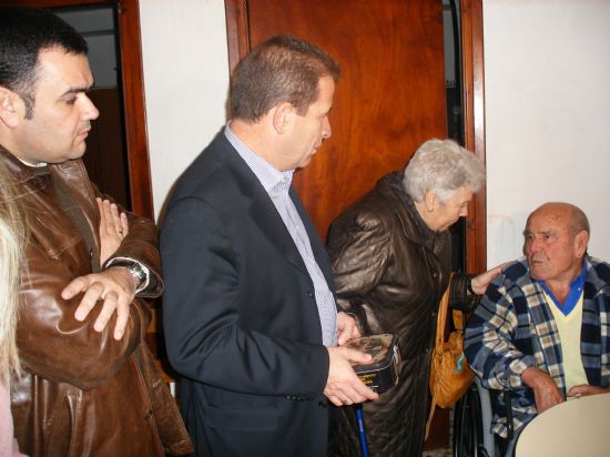 EL ALCALDE Y EL CONCEJAL DE SERVICIOS A LA CIUDAD VISITAN LOS DOMICILIOS DE ANCIANOS PARA FELICITARLES LA NAVIDAD Y ENTREGARLES UNOS DULCES, Foto 4