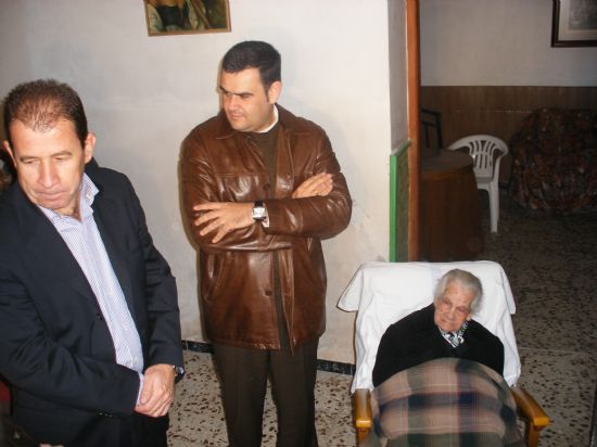 EL ALCALDE Y EL CONCEJAL DE SERVICIOS A LA CIUDAD VISITAN LOS DOMICILIOS DE ANCIANOS PARA FELICITARLES LA NAVIDAD Y ENTREGARLES UNOS DULCES, Foto 5