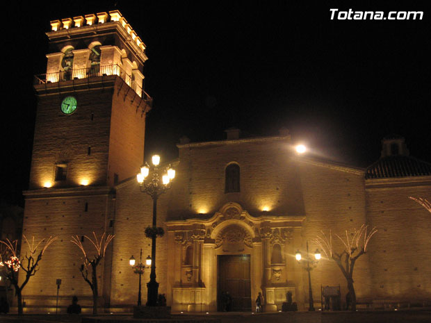 MEJORAN LA ILUMINACIÓN DE LA FACHADA DE LA PARROQUIA DE SANTIAGO CON PROYECTORES SOTERRADOS Y LÁMPARAS EN EL CAMPANARIO Y ALMENAS DE LA TORRE, Foto 1