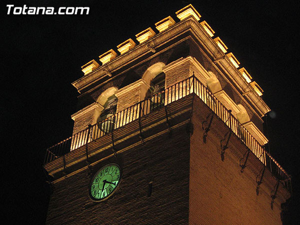 MEJORAN LA ILUMINACIÓN DE LA FACHADA DE LA PARROQUIA DE SANTIAGO CON PROYECTORES SOTERRADOS Y LÁMPARAS EN EL CAMPANARIO Y ALMENAS DE LA TORRE, Foto 2