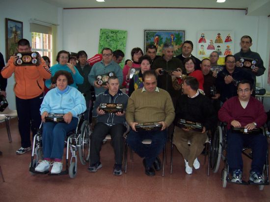 EL ALCALDE EN FUNCIONES FELICITA LA NAVIDAD Y ENTREGA UNA CAJA DE DULCES ARTESANOS A LOS ALUMNOS DEL CENTRO OCUPACIONAL “JOSÉ MOYÁ” (2007), Foto 1