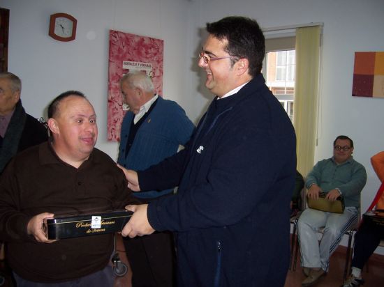 EL ALCALDE EN FUNCIONES FELICITA LA NAVIDAD Y ENTREGA UNA CAJA DE DULCES ARTESANOS A LOS ALUMNOS DEL CENTRO OCUPACIONAL “JOSÉ MOYÁ” (2007), Foto 2