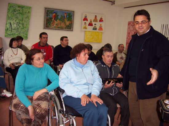 EL ALCALDE EN FUNCIONES FELICITA LA NAVIDAD Y ENTREGA UNA CAJA DE DULCES ARTESANOS A LOS ALUMNOS DEL CENTRO OCUPACIONAL “JOSÉ MOYÁ” (2007), Foto 3