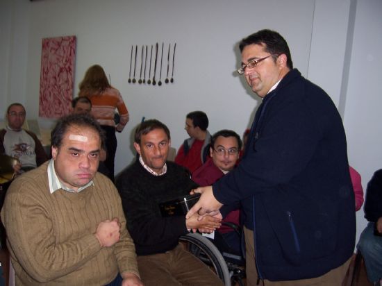 EL ALCALDE EN FUNCIONES FELICITA LA NAVIDAD Y ENTREGA UNA CAJA DE DULCES ARTESANOS A LOS ALUMNOS DEL CENTRO OCUPACIONAL “JOSÉ MOYÁ” (2007), Foto 4