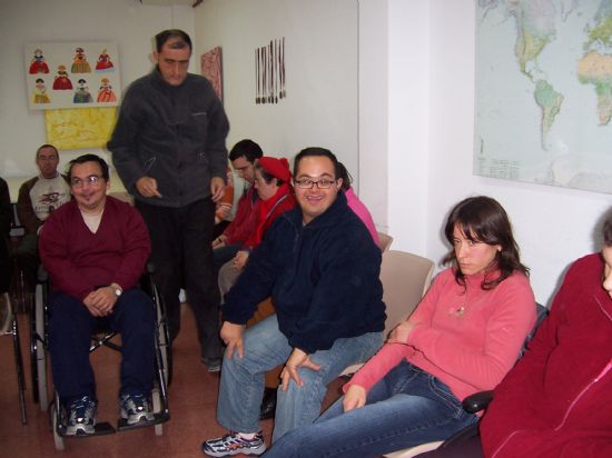 EL ALCALDE EN FUNCIONES FELICITA LA NAVIDAD Y ENTREGA UNA CAJA DE DULCES ARTESANOS A LOS ALUMNOS DEL CENTRO OCUPACIONAL “JOSÉ MOYÁ” (2007), Foto 7