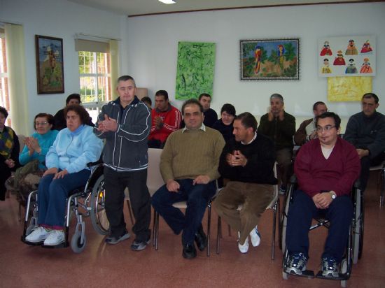 EL ALCALDE EN FUNCIONES FELICITA LA NAVIDAD Y ENTREGA UNA CAJA DE DULCES ARTESANOS A LOS ALUMNOS DEL CENTRO OCUPACIONAL “JOSÉ MOYÁ” (2007), Foto 8