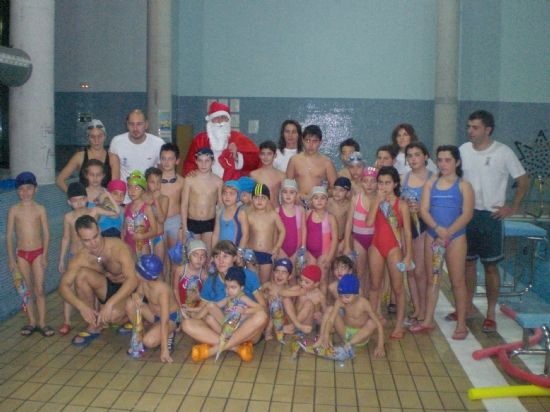 LA CONCEJALÍA DE DEPORTES CLAUSURA CON UNA FIESTA SORPRESA DE NAVIDAD EL PRIMER TRIMESTRE DE LAS ACTIVIDADES ACUÁTICAS INFANTIL DE LA PISCINA CUBIERTA (2007), Foto 1