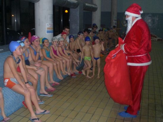 LA CONCEJALÍA DE DEPORTES CLAUSURA CON UNA FIESTA SORPRESA DE NAVIDAD EL PRIMER TRIMESTRE DE LAS ACTIVIDADES ACUÁTICAS INFANTIL DE LA PISCINA CUBIERTA (2007), Foto 2