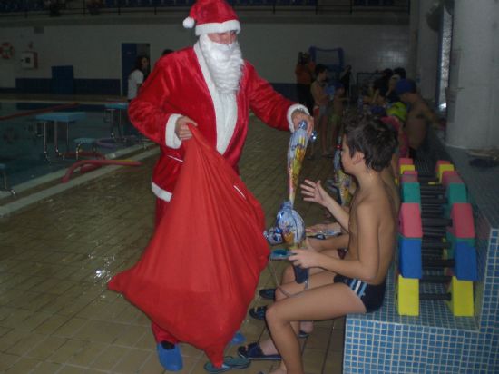 LA CONCEJALÍA DE DEPORTES CLAUSURA CON UNA FIESTA SORPRESA DE NAVIDAD EL PRIMER TRIMESTRE DE LAS ACTIVIDADES ACUÁTICAS INFANTIL DE LA PISCINA CUBIERTA (2007), Foto 3