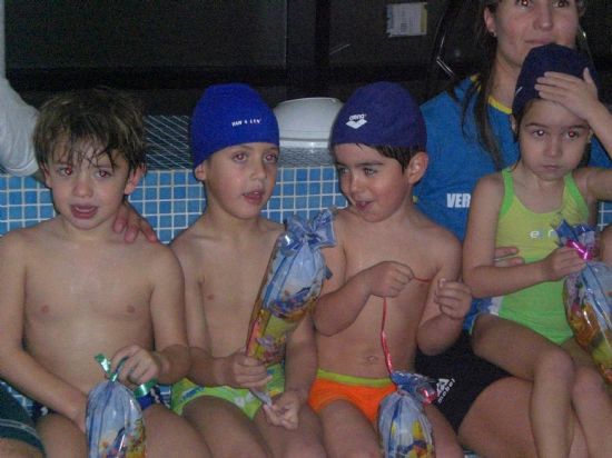 LA CONCEJALÍA DE DEPORTES CLAUSURA CON UNA FIESTA SORPRESA DE NAVIDAD EL PRIMER TRIMESTRE DE LAS ACTIVIDADES ACUÁTICAS INFANTIL DE LA PISCINA CUBIERTA (2007), Foto 4