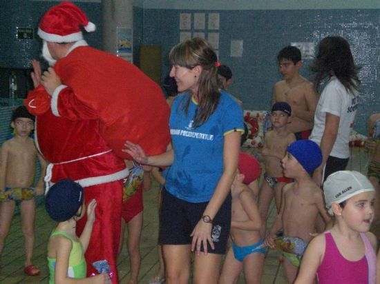 LA CONCEJALÍA DE DEPORTES CLAUSURA CON UNA FIESTA SORPRESA DE NAVIDAD EL PRIMER TRIMESTRE DE LAS ACTIVIDADES ACUÁTICAS INFANTIL DE LA PISCINA CUBIERTA (2007), Foto 5