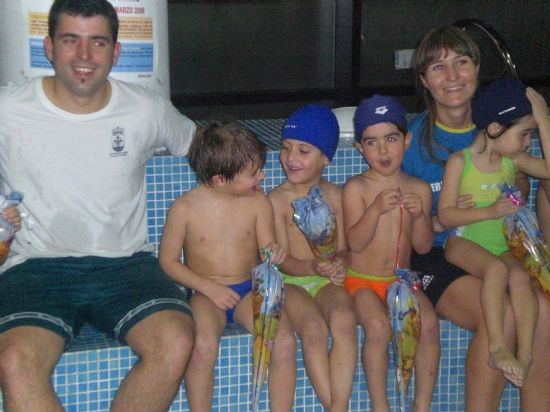 LA CONCEJALÍA DE DEPORTES CLAUSURA CON UNA FIESTA SORPRESA DE NAVIDAD EL PRIMER TRIMESTRE DE LAS ACTIVIDADES ACUÁTICAS INFANTIL DE LA PISCINA CUBIERTA (2007), Foto 6