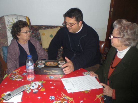 AUTORIDADES MUNICIPALES Y SALUS INFIRMORUM VISITAN EL DOMICILIO DE UN TOTAL DE 6 PERSONAS MAYORES Y ENFERMAS DEL MUNICIPIO PARA FELICITARLES LAS FIESTAS NAVIDEÑAS, Foto 1