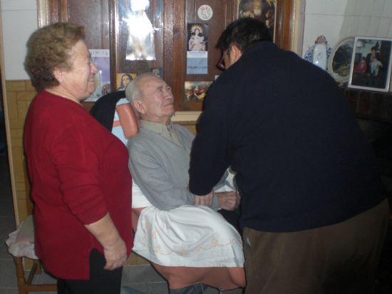 AUTORIDADES MUNICIPALES Y SALUS INFIRMORUM VISITAN EL DOMICILIO DE UN TOTAL DE 6 PERSONAS MAYORES Y ENFERMAS DEL MUNICIPIO PARA FELICITARLES LAS FIESTAS NAVIDEÑAS, Foto 2