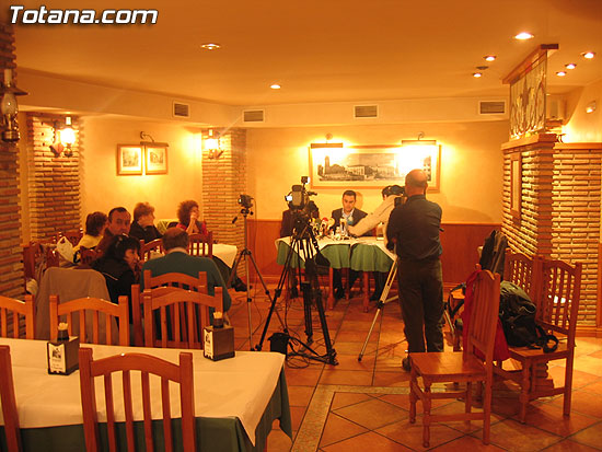 EL CANDIDATO A LA ALCALDÍA DEL PP INVITA A LOS DEL PSOE E IU A REALIZAR UNA CAMPAÑA LIMPIA Y DIALOGANTE QUE ELUDA EL AMBIENTE DE CRISPACIÓN QUE RECHAZAN LOS CIUDADANOS, Foto 1