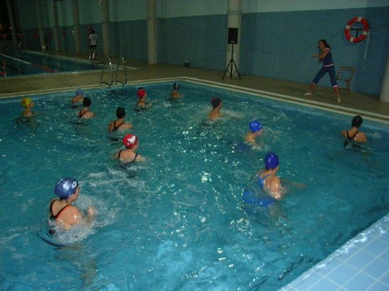 UNA TREINTENA DE PERSONAS PARTICIPA EN LAS ACTIVIDADES DE “AQUA HIP HOP” Y “WATERPOLO”, OFERTADAS GRATUITAMENTE POR LA CONCEJALÍA DE DEPORTES TODOS LOS VIERNES (2008), Foto 1