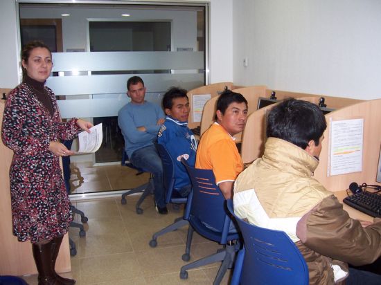 ARRANCAN LOS CURSOS DE INFORMÁTICA GRATUITOS A TRAVÉS DEL PROYECTO MUNICIPAL “RAITOTANA, RED DE AULAS DE INFORMÁTICA DE TOTANA”, QUE ESTÁN DIRIGIDOS A TODA LA POBLACIÓN EN GENERAL (2008), Foto 1