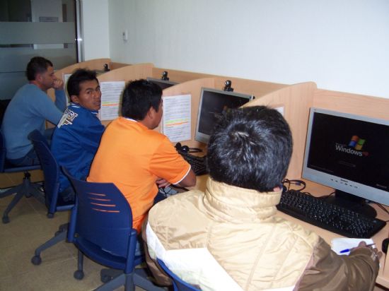 ARRANCAN LOS CURSOS DE INFORMÁTICA GRATUITOS A TRAVÉS DEL PROYECTO MUNICIPAL “RAITOTANA, RED DE AULAS DE INFORMÁTICA DE TOTANA”, QUE ESTÁN DIRIGIDOS A TODA LA POBLACIÓN EN GENERAL (2008), Foto 4