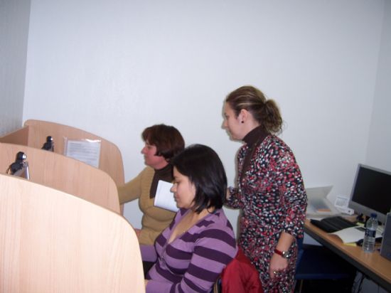 ARRANCAN LOS CURSOS DE INFORMÁTICA GRATUITOS A TRAVÉS DEL PROYECTO MUNICIPAL “RAITOTANA, RED DE AULAS DE INFORMÁTICA DE TOTANA”, QUE ESTÁN DIRIGIDOS A TODA LA POBLACIÓN EN GENERAL (2008), Foto 5