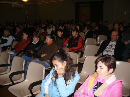 LAS CONCEJALÍAS DE EMPLEO Y VIVIENDA ORGANIZAN UNA CHARLA INFORMATIVA PARA PRESENTAR EL PLAN DE VIVIENDA 2005/2008 Y LAS ACTUACIONES EN ESTA MATERIA EN EL MUNICIPIO DE TOTANA, Foto 1