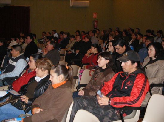 LAS CONCEJALÍAS DE EMPLEO Y VIVIENDA ORGANIZAN UNA CHARLA INFORMATIVA PARA PRESENTAR EL PLAN DE VIVIENDA 2005/2008 Y LAS ACTUACIONES EN ESTA MATERIA EN EL MUNICIPIO DE TOTANA, Foto 2