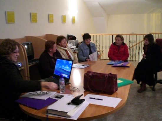 LA ASOCIACIÓN DE AMAS Y AMOS DE CASA “IGUAL-DA” DE EL PARETÓN Y LA ASOCIACIÓN DE AMAS DE CASA DE LÉBOR ORGANIZAN DIVERSOS TALLERES, ENMARCADOS DENTRO DEL PROGRAMA DE ACTIVIDADES SUBVENCIONADO POR EL INSTITUTO DE LA MUJER DE LA REGIÓN DE MURCIA, Foto 4