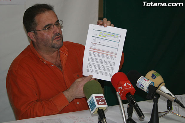 EL PORTAVOZ DE IU+LOS VERDES OFRECIÓ UNA RUEDA DE PRENSA PARA INFORMAR DE ALGUNOS ASPECTOS DE ACTUALIDAD, Foto 1