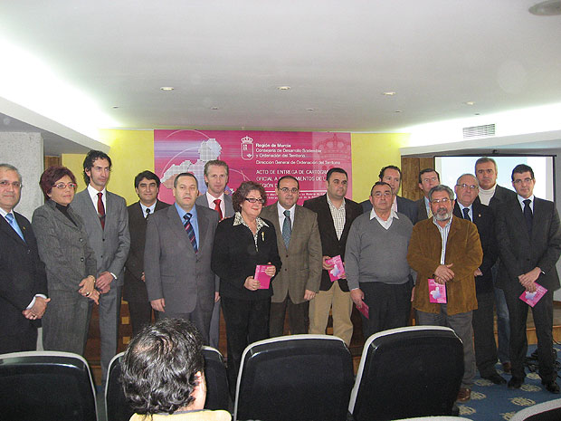 Entregan a 14 ayuntamientos, entre ellos el de Totana, su cartografía oficial, una herramienta precisa e imprescindible para su ordenación territorial, Foto 1