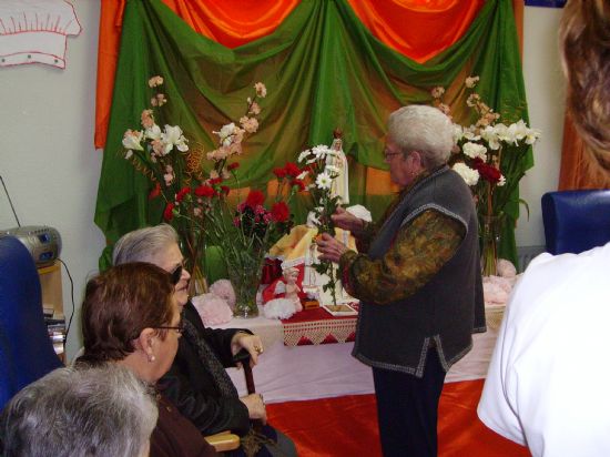 LOS USUARIOS DEL SERVICIO DE ESTANCIAS DIURNAS DEL CENTRO MUNICIPAL DE PERSONAS MAYORES REALIZAN UNA OFRENDA FLORAL A LA VIRGEN DE FÁTIMA (2008), Foto 1