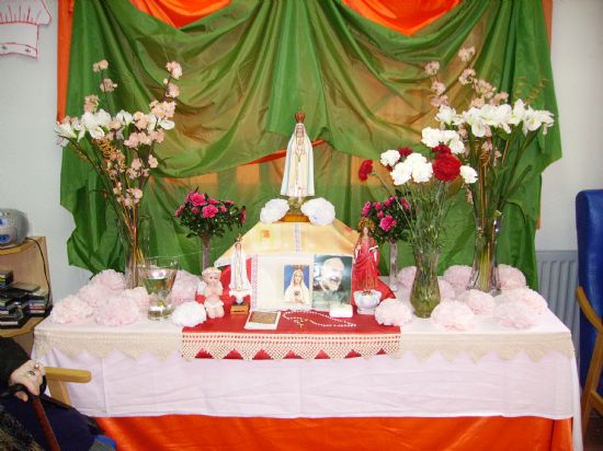 LOS USUARIOS DEL SERVICIO DE ESTANCIAS DIURNAS DEL CENTRO MUNICIPAL DE PERSONAS MAYORES REALIZAN UNA OFRENDA FLORAL A LA VIRGEN DE FÁTIMA (2008), Foto 2