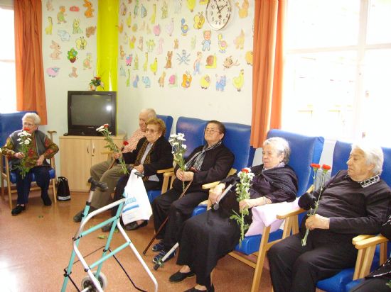 LOS USUARIOS DEL SERVICIO DE ESTANCIAS DIURNAS DEL CENTRO MUNICIPAL DE PERSONAS MAYORES REALIZAN UNA OFRENDA FLORAL A LA VIRGEN DE FÁTIMA (2008), Foto 3
