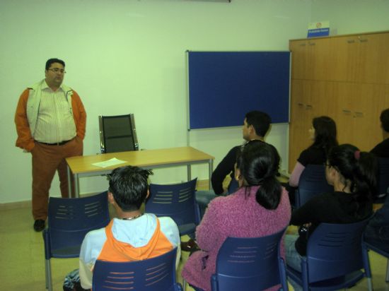 LAS CONCEJALÍAS DE BIENESTAR SOCIAL Y FOMENTO Y EMPLEO PONEN EN MARCHA UN PROGRAMA DE APOYO A LA CREACIÓN DE EMPRESAS DIRIGIDO A 21 INMIGRANTES (2008), Foto 1