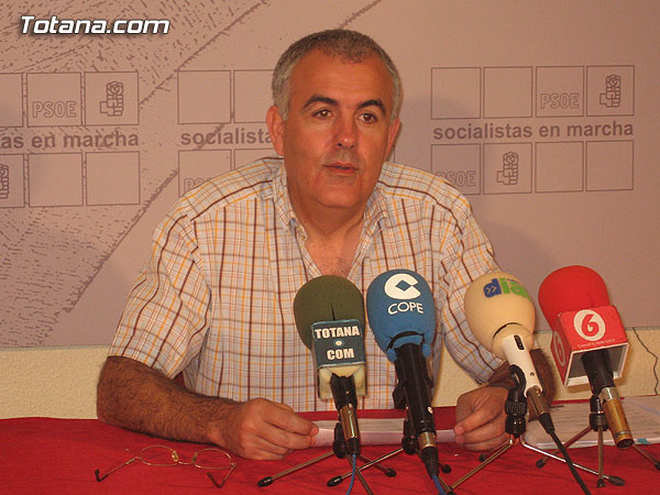 EL PSOE ACUSA AL ALCALDE DE AMPARAR A LOS QUE INCUMPLEN LA LEY Y ATACAR A QUIENES PRETENDEN DEFENDERLA, Foto 1