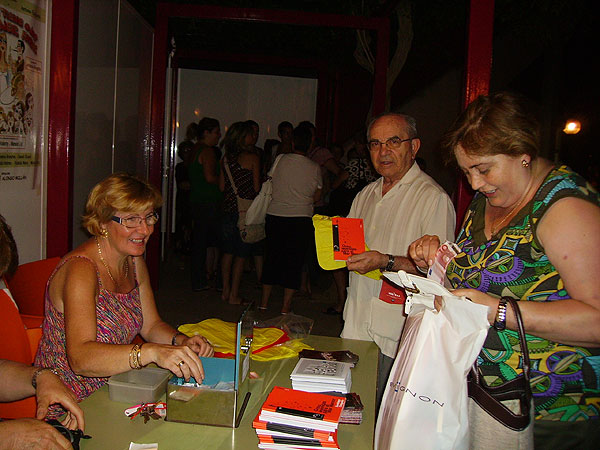 REPARTIRÁN MÁS DE 1.000 ALMOHADILLAS PARA ACOMODAR A LOS VECINOS EN LA SEMANA DEL TEATRO (2008), Foto 2