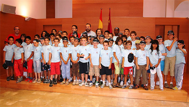 Los consejeros de Presidencia y Sanidad reciben a los niños del campamento que organiza la Asociación Murciana de Hemofilia, Foto 1