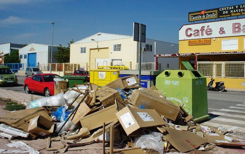 IZQUIERDA UNIDA EN TOTANA DENUNCIA LA SITUACIÓN DE ABANDONO EN LOS SERVICIOS PÚBLICOS QUE PADECE EL POLÍGONO INDUSTRIAL DEL SALADAR, Foto 1