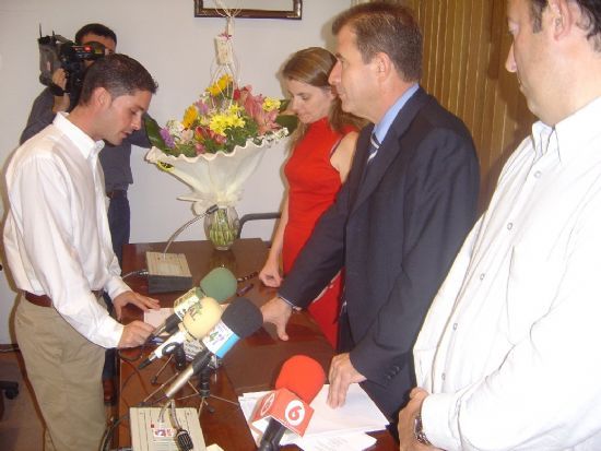 ALCALDE Y CONCEJAL DE PERSONAL PRESIDEN ACTO TOMA POSESIÓN CUATRO NUEVOS FUNCIONARIOS DEL AYUNTAMIENTO DE TOTANA , Foto 5