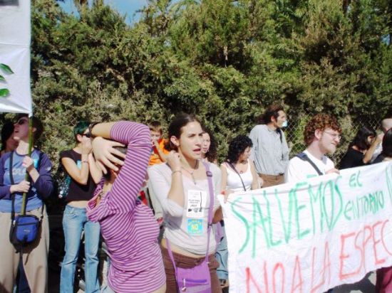 FUENTES DE IU INFORMAN QUE CIENTOS DE MANIFESTANTES SE MANIFIESTAN EN ALHAMA PARA PROTESTAR CONTRA LA ESPECULACIÓN DEL SUELO Y EL DESARROLLO SALVAJE, Foto 1