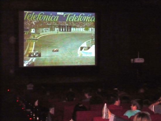 LA CONCEJALÍA DE DEPORTES RETRANSMITIÓ EN UNA PANTALLA GIGANTE INSTALADA EN EL CINE VELASCO EL GRAN PREMIO DE BRASIL DE FÓRMULA 1, Foto 1