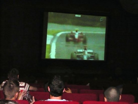 LA CONCEJALÍA DE DEPORTES RETRANSMITIÓ EN UNA PANTALLA GIGANTE INSTALADA EN EL CINE VELASCO EL GRAN PREMIO DE BRASIL DE FÓRMULA 1, Foto 2