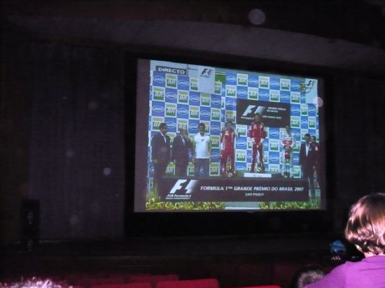LA CONCEJALÍA DE DEPORTES RETRANSMITIÓ EN UNA PANTALLA GIGANTE INSTALADA EN EL CINE VELASCO EL GRAN PREMIO DE BRASIL DE FÓRMULA 1, Foto 3