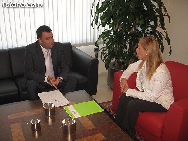 EL ALCALDE DE TOTANA PRESENTA ANTE LA CONSEJERA DE HACIENDA LA PLANIFICACIÓN PRESUPUESTARIA DEL MUNICIPIO ACORDADA CON EL RESTO DE CONSEJERÍAS (2007), Foto 1