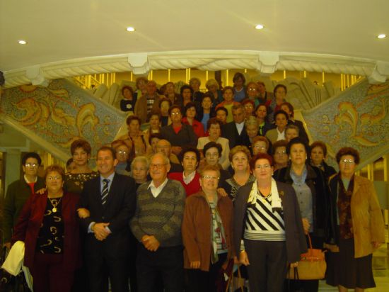 MEDIO CENTENAR DE SOCIAS DE LAS ASOCIACIONES DE AMAS DE CASA DE TOTANA VISITAN LA ASAMBLEA REGIONAL EN LA SEMANA CONTRA LA VIOLENCIA DE GÉNERO, Foto 1