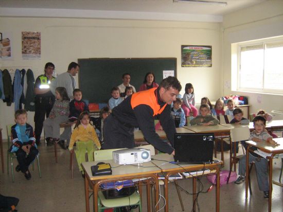 PROTECCIÓN CIVIL DE TOTANA IMPARTE EN EL COLEGIO SAN CRISTÓBAL DE ALEDO CHARLAS PREVENTIVAS Y DE ACTUACIÓN FRENTE A TERREMOTOS (2007), Foto 1