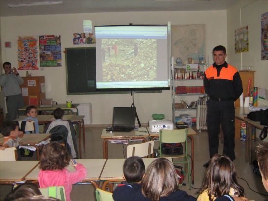 PROTECCIÓN CIVIL DE TOTANA IMPARTE EN EL COLEGIO SAN CRISTÓBAL DE ALEDO CHARLAS PREVENTIVAS Y DE ACTUACIÓN FRENTE A TERREMOTOS (2007), Foto 2