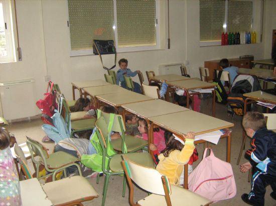 PROTECCIÓN CIVIL DE TOTANA IMPARTE EN EL COLEGIO SAN CRISTÓBAL DE ALEDO CHARLAS PREVENTIVAS Y DE ACTUACIÓN FRENTE A TERREMOTOS (2007), Foto 5