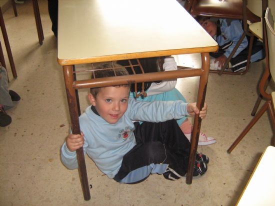 PROTECCIÓN CIVIL DE TOTANA IMPARTE EN EL COLEGIO SAN CRISTÓBAL DE ALEDO CHARLAS PREVENTIVAS Y DE ACTUACIÓN FRENTE A TERREMOTOS (2007), Foto 7