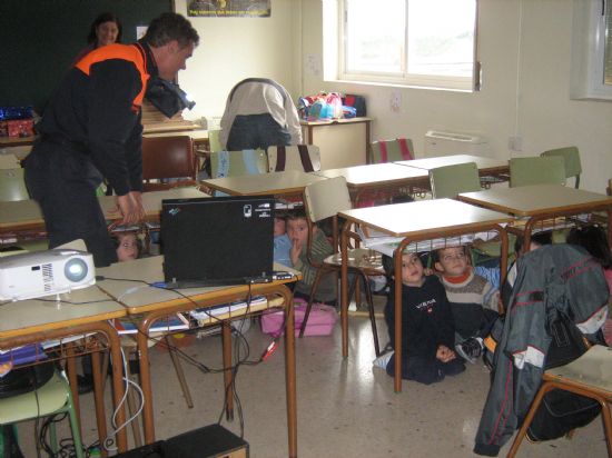 PROTECCIÓN CIVIL DE TOTANA IMPARTE EN EL COLEGIO SAN CRISTÓBAL DE ALEDO CHARLAS PREVENTIVAS Y DE ACTUACIÓN FRENTE A TERREMOTOS (2007), Foto 9