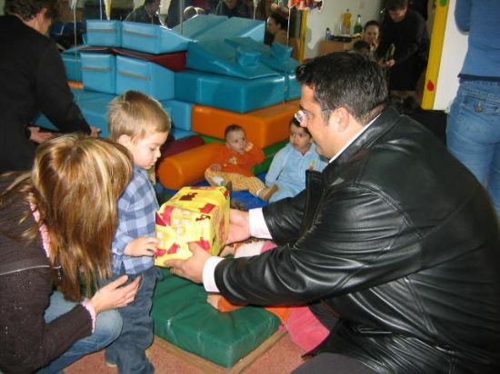EL CONCEJAL DE SERVICIOS AL CIUDADANO OBSEQUIA A LOS NIÑOS USUARIOS DEL CENTRO DE ATENCIÓN TEMPRANA DE TOTANA   , Foto 1